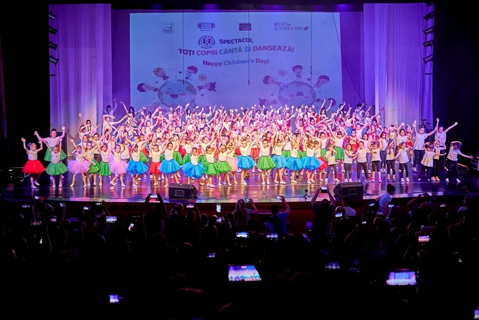 De 1 iunie  toti copiii canta si danseaza (2) jpg