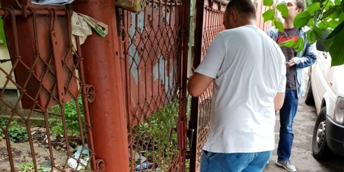 politisti casa femeie