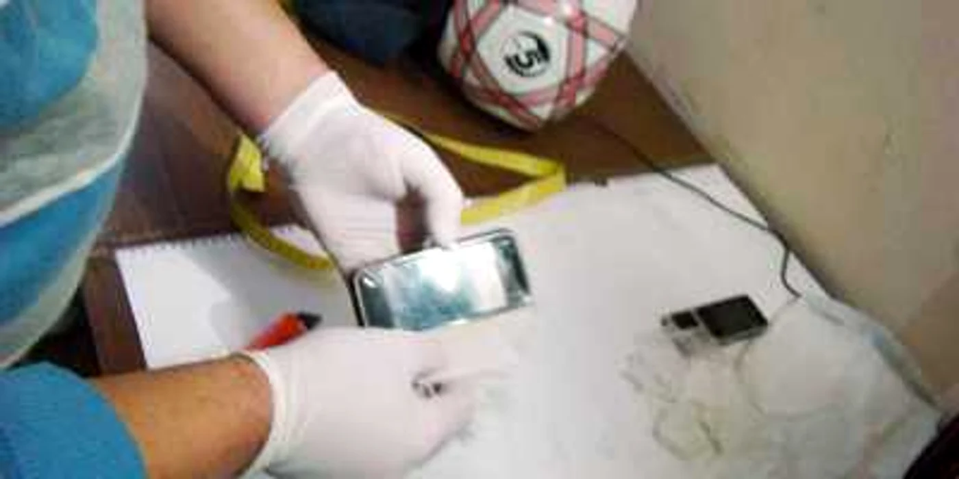 Poliţiştii de frontieră de la Penitenciarul Iaşi au spart mingea ca să recupereze telefoanele mobile