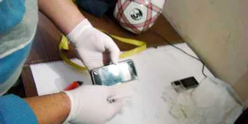 Telefoane mobile ascunse într-o minge de fotbal