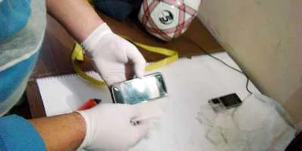 Telefoane mobile ascunse într-o minge de fotbal