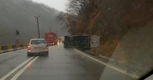Accident pe Valea Oltului cu o dubă răsturnată şi o victimă în Vâlcea Foto Adevărul