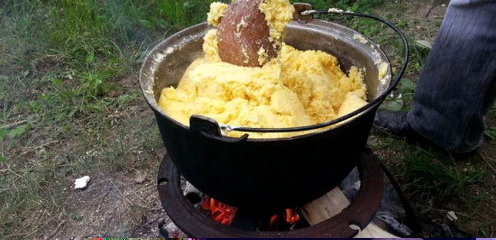 Balmoș preparat la ceaun   FOTO Arhiva Adevărul