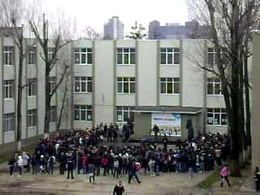 Colegiul Tehnic Media din București este prima unitate de învățământ unde directorul cheamă poliția pentru a amenda elevii care fumează