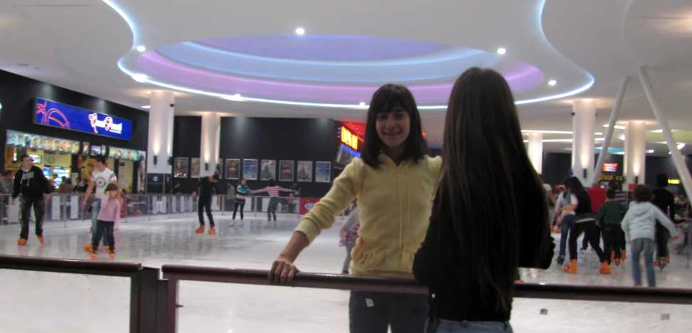 Patinoarul permnent din mall. FOTO: NICOLETA BUTNARU
