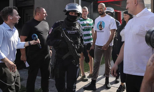 Fratii Tate sunt escortati de jandarmi la iesirea din casa in care au avut loc perchezitii urmand sa fie dusi la sediul DIICOT, in Pipera, 21 august 2024   Foto Inquam Photos  Octav Ganea(3) jpg