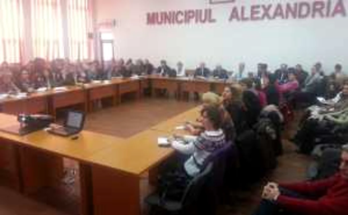 La dezbatere au fost prezenţi directori de şcoli, profesori şi părinţi