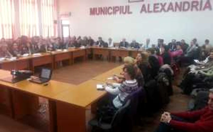 La dezbatere au fost prezenţi directori de şcoli, profesori şi părinţi