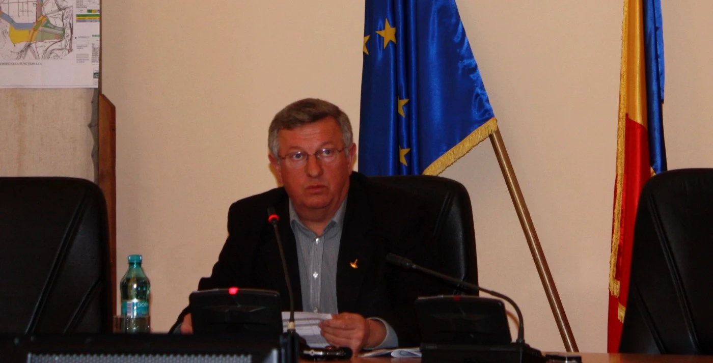 Primarului Ovidiu Creţu i s-a făcut rău în timpul unui botez FOTO: Bianca Sara