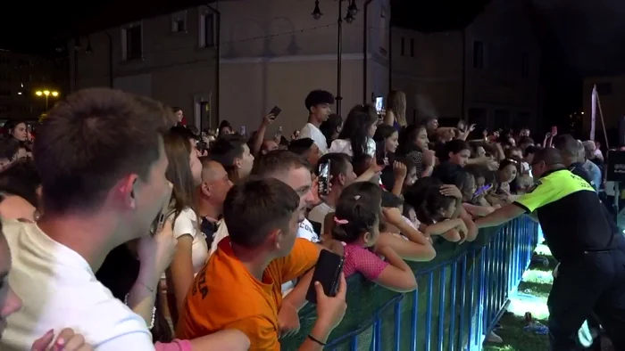 Polițiștii locali au ținut de garduri. Foto: captură video: Primăria Brad