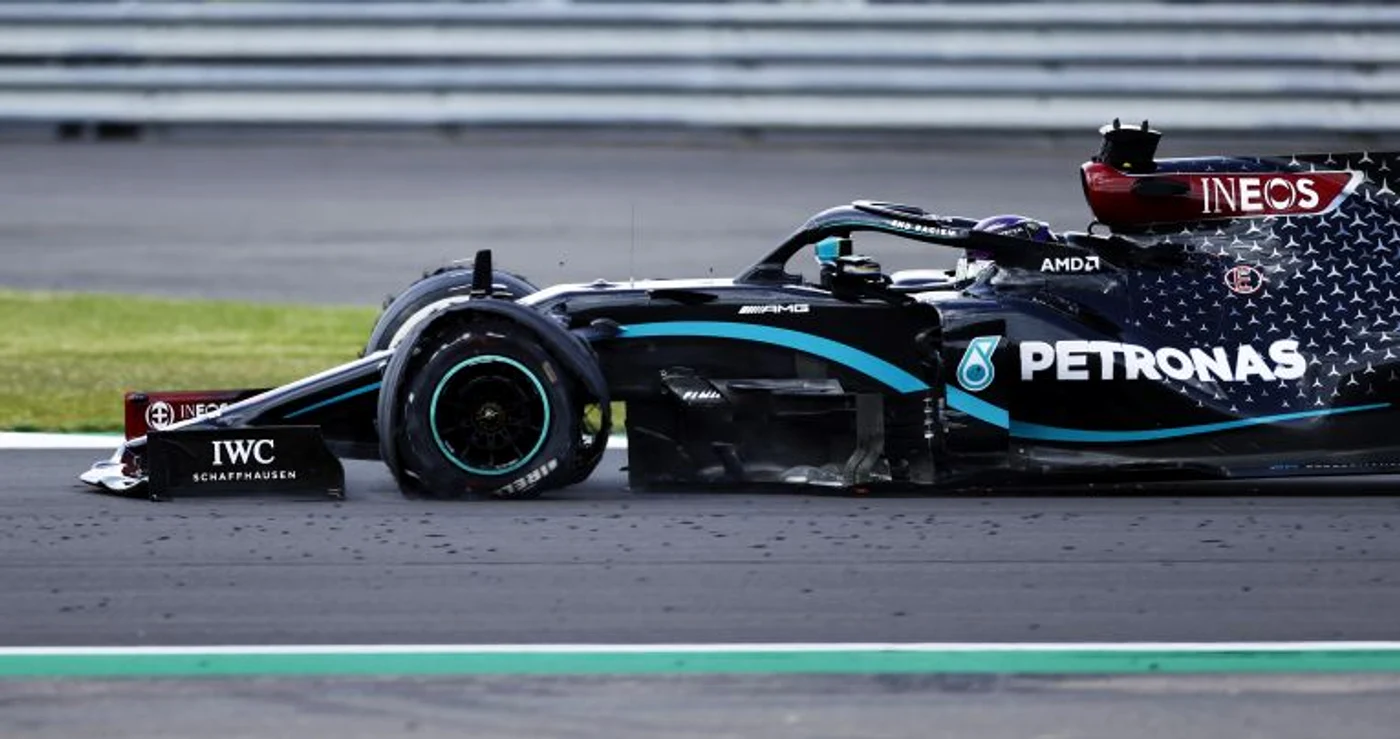 
    Lewis Hamilton a trecut linia de sosire cu pană la roata din față stângaFoto: Guliver/ GettyImages  