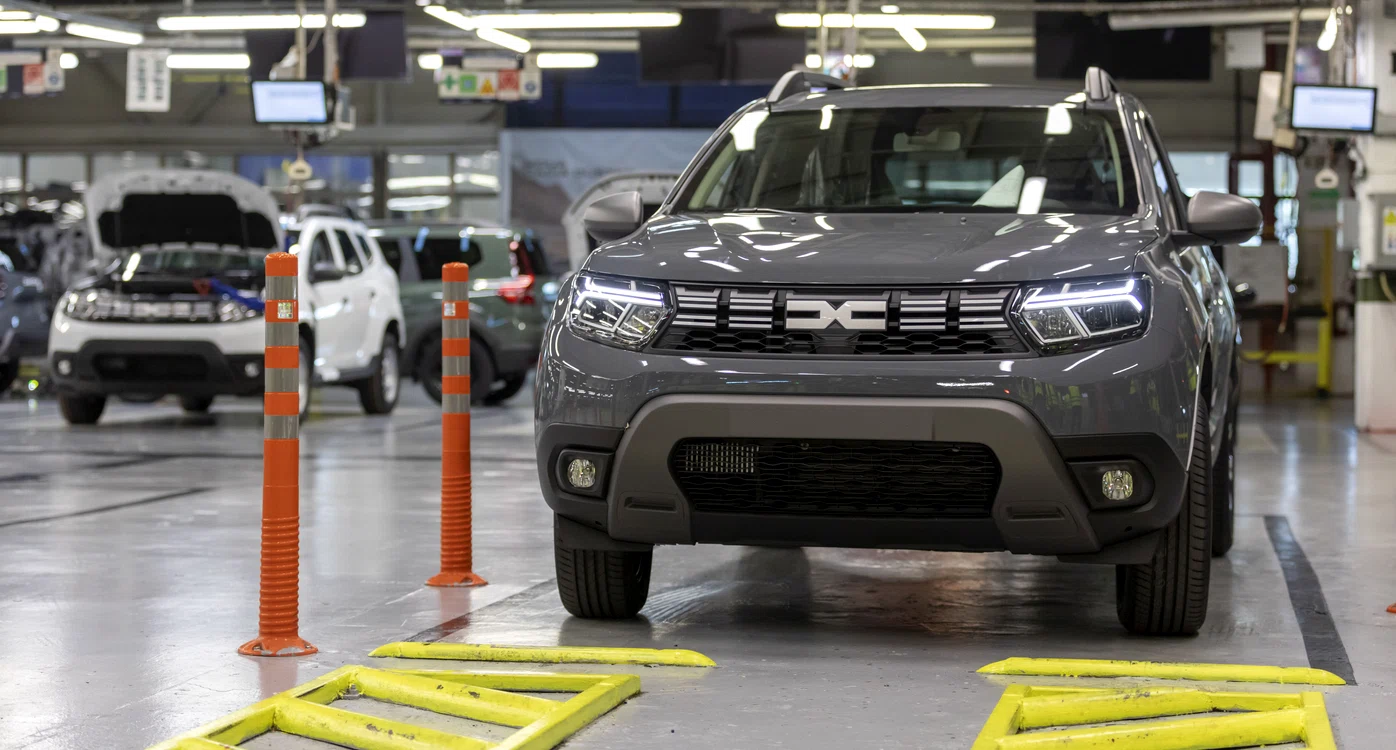 Mașini Dacia în showroom-ul fabricii de la Mioveni