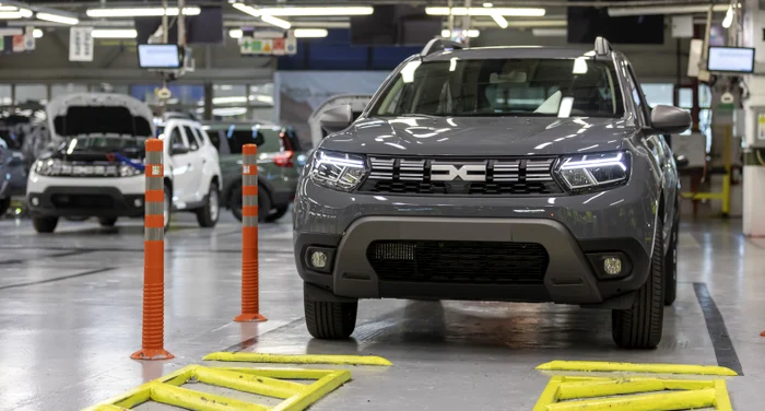Mașini Dacia în showroom-ul fabricii de la Mioveni