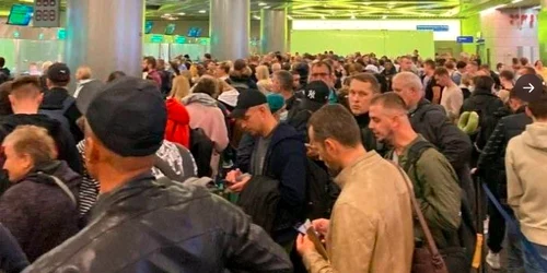 Ruși pe aeroportul Vnukovo din Moscova după anunțul mobilizării FOTO Twitter