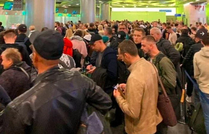 Rusi pe un aeroport din Moscova dupa anuntul mobilizarii FOTO Twitter