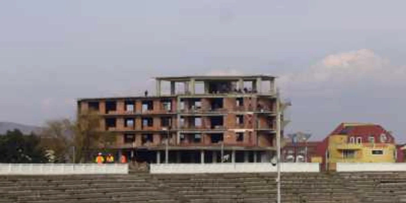 Suporterii albaiulieni au vizionat meciul gratis de pe clădirea de lângă stadion