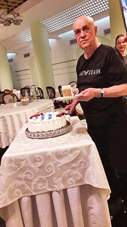 Benone a primit în dar de ziua lui un tort imens