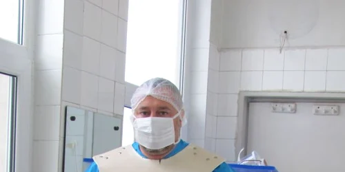 Acest costum de plumb pe care îl îmbracă ortopezii cântăreşte 27 de kilograme. 