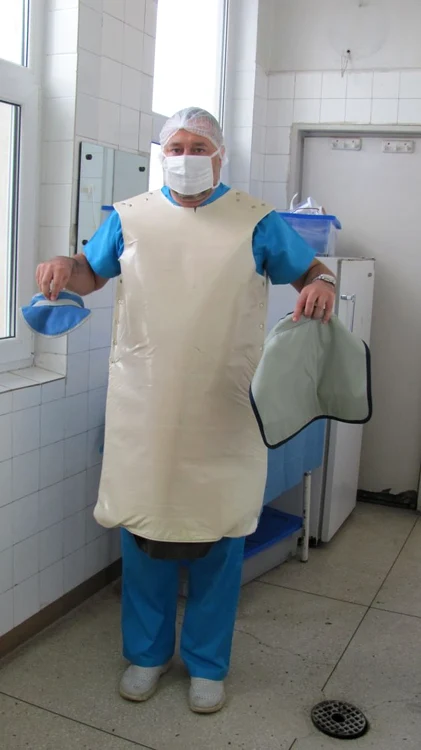 Acest costum de plumb pe care îl îmbracă ortopezii cântăreşte 27 de kilograme.