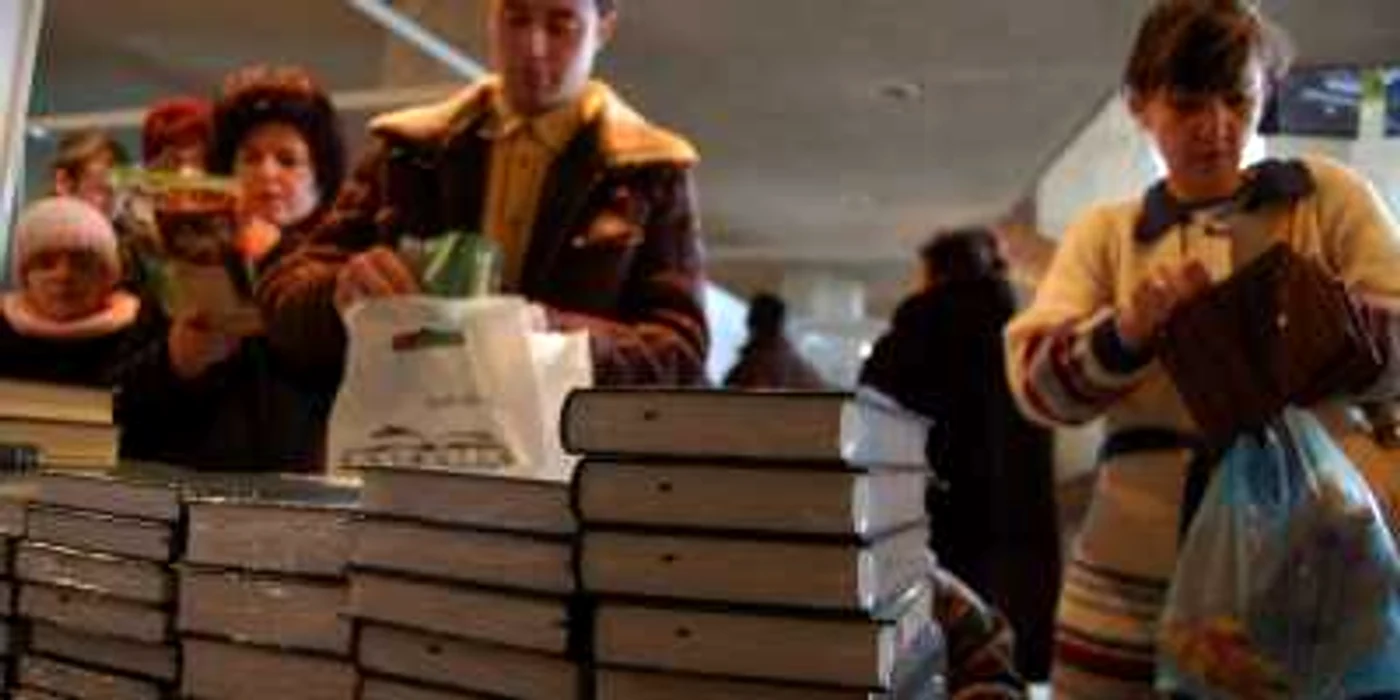 De ce sunt cărţile din România scumpe şi care sunt titlurile cele mai furate din librării