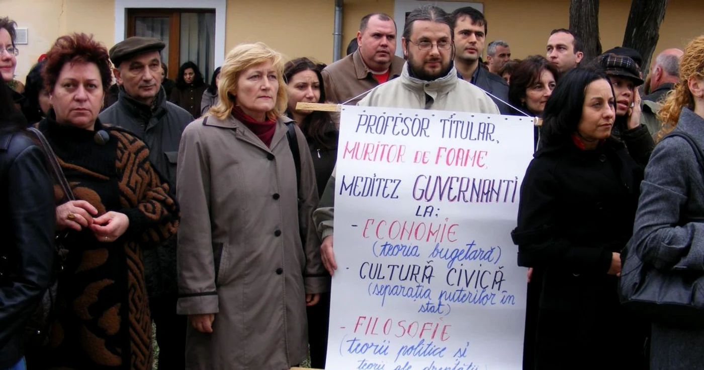 Profesorii şi-au manifestat nemulţumirile în stradă