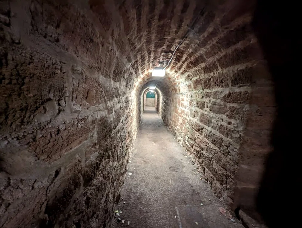 „Tunelul Contrabandiștilor” este singura cale de acces către plajă. Foto: captură video TikTok  
