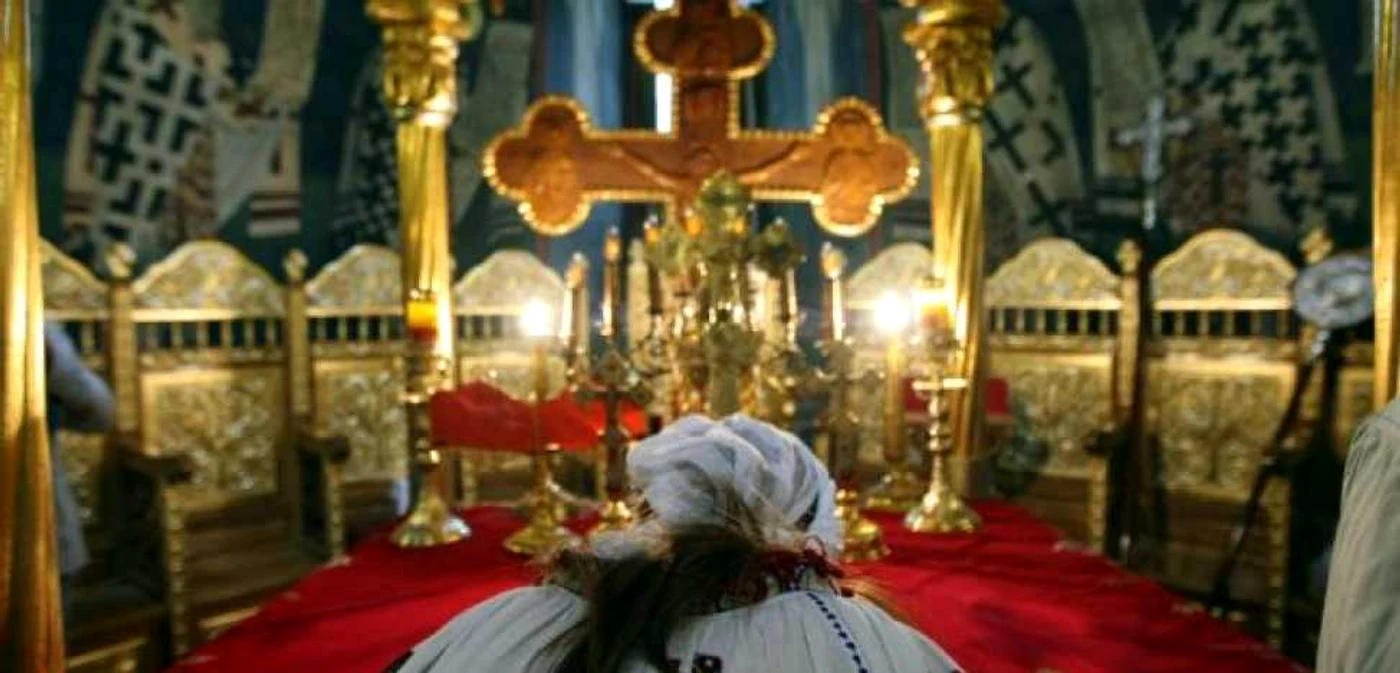 În biserică femeile trebuie să intre cu capul acoperit FOTO Mediafax