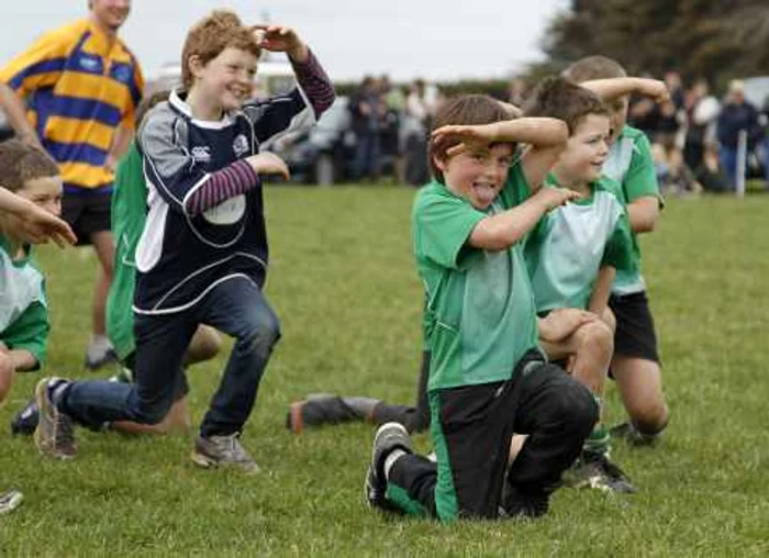 Suporterii scoţieni au jucat un meci de rugby cu neozeelandezii din Colac Bay * Foto: Reuters