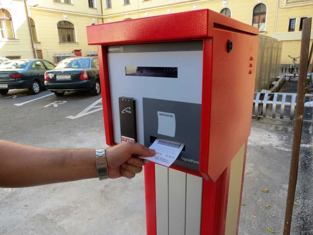 Parcare gratuită în curtea Primăriei
