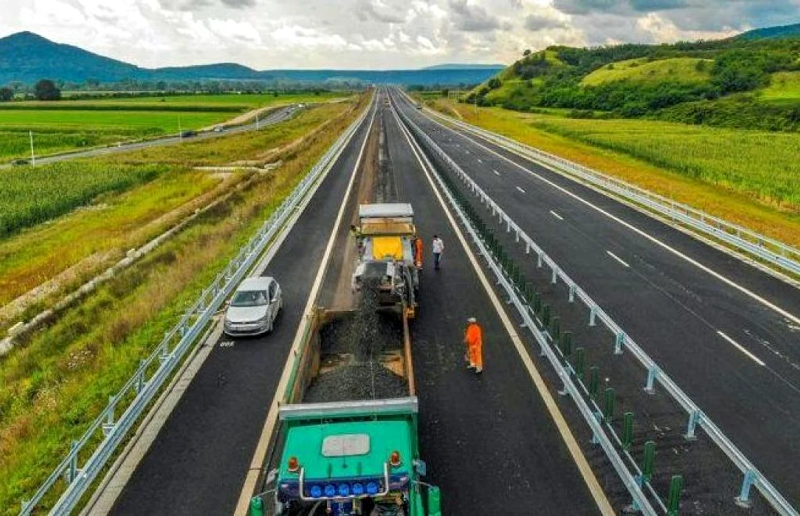 Constructorul frezează asfaltul de pe autostradă. Foto: ziarulunirea.ro
