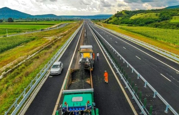 Constructorul frezează asfaltul de pe autostradă. Foto: ziarulunirea.ro