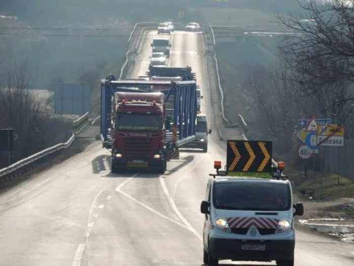 Traficul rutier va fi restricţionat din cauza celor două transporturi. ARHIVĂ.