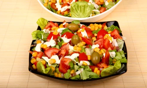 salata de porumb cu rosii si masline jpeg