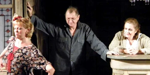 Horatiu Malaele, Dana Dogaru si Emilia Popescu pe scena Casei de Cultura din Bacau