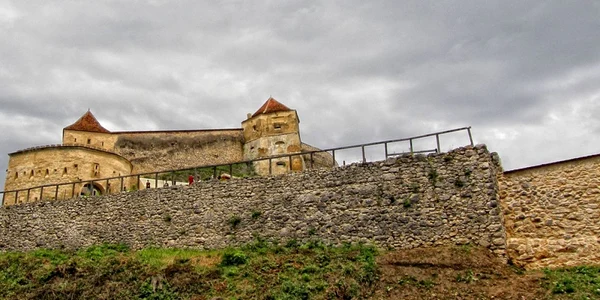 Cetatea este principalul obiectiv turistic al Râşnovului. FOTOAdevărul3