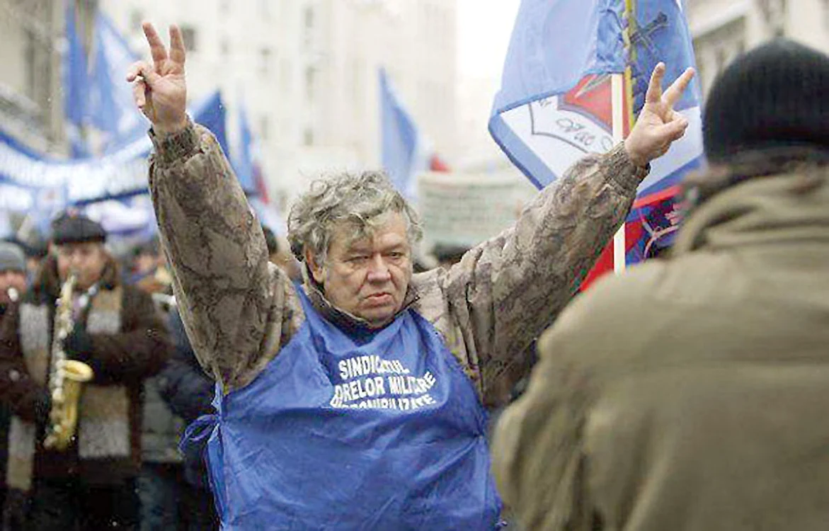 
    Rezerviștii au protestat în stradă, conduși de Mircea Dogaru, liderul Sindicatelor Cadrelor MilitareFoto: evz.ro  