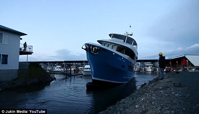 
    Iahtul Baden s-a răsturnat chiar la intrarea în apele oceanului (foto Youtube)  