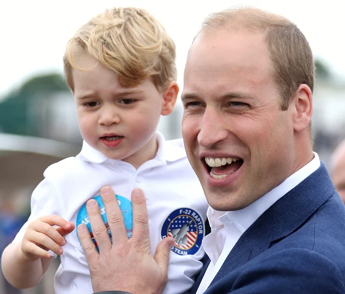 Prințul George, în brațele tatălui său, prințul Williamfoto: Getty Images