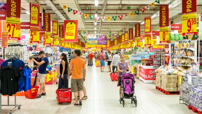 
    Supermarketurile s-au adaptat obiceiului românilor de a lăsa pe ultima clipă cumpărăturile  