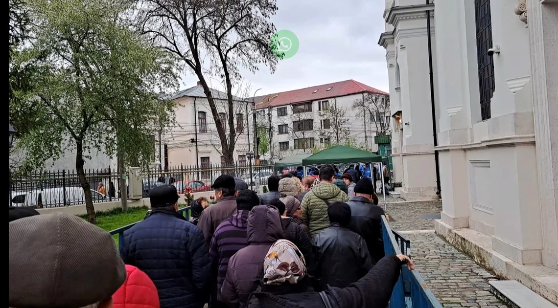 Enoriași din toată țara vin la Izvorul Tămăduirii FOTO: Arhiepiscopia Dunării de Jos