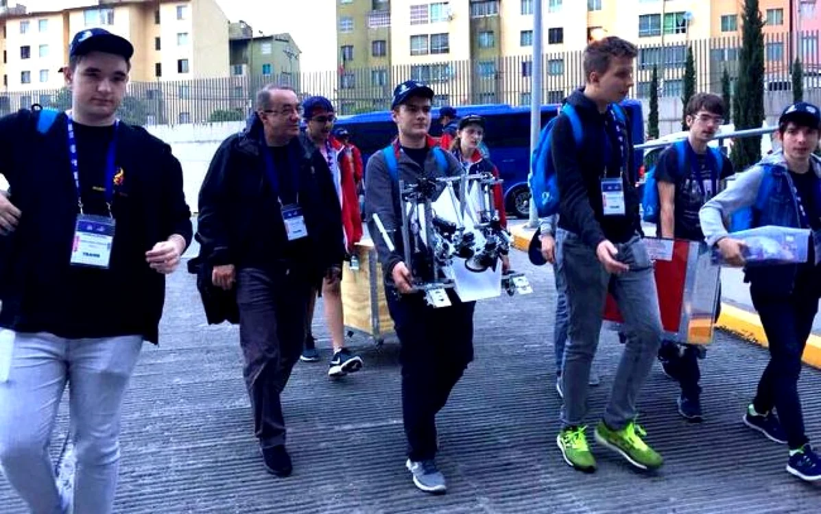Elevii din Hunedoara premiaţi cu aur la competiţia globală de robottică.