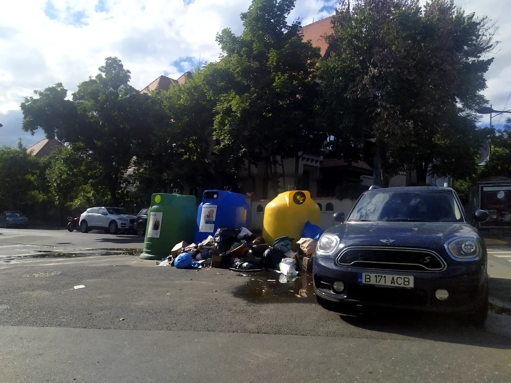 
    Bulevardele din  sectorul 1 sunt și  ele sufocate de saci  