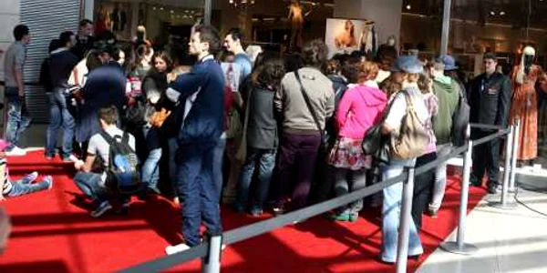 Românii s-au înghesuit la deschiderea primelor magazine H&M