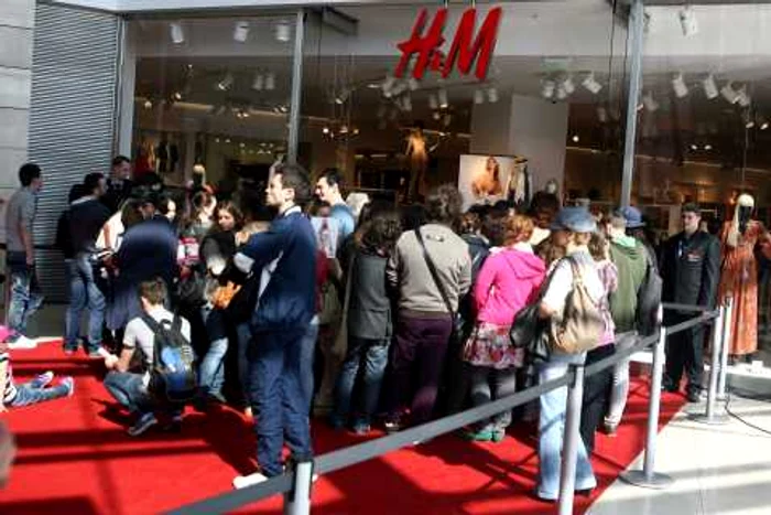 Românii s-au înghesuit la deschiderea primelor magazine H&M