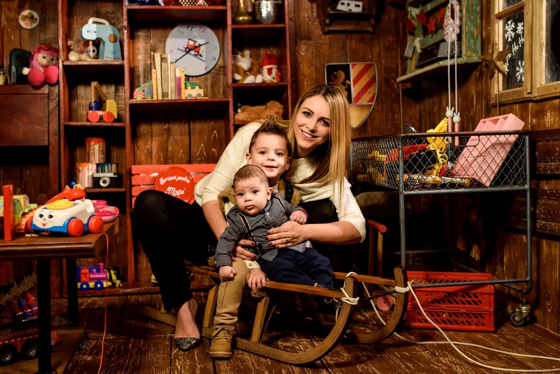 
    Florina Constantinescu are doi băieți: Nicholas (trei ani) şi Andreas (5 luni)foto: TVR  