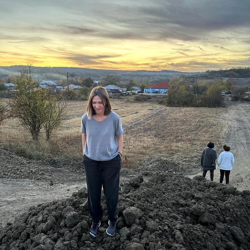  „Am început și noi! Am turnat fundația la  Șușani, mai la deal, cum se zice, de casa părinților”, ne-a mărturisit Adela Popescu 