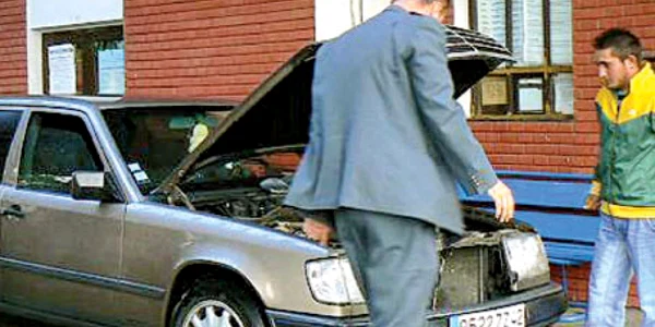 Maşinile suspecte sunt oprite la graniţă şi verificate atent de poliţiştii de frontieră