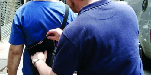 Bacău: Hoţii de buzunare fac zilnic victime în autobuze şi pieţe