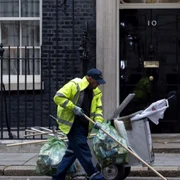 Un om curăţă stradă în faţa reşedinţei londoneze a premierului britanic Theresa May 10 Downing Street la Londra Marea Britanie FOTO EPA-EFE / Will Oliver