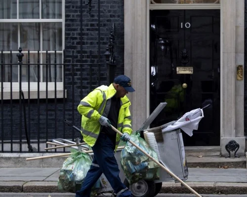 Un om curăţă stradă în faţa reşedinţei londoneze a premierului britanic Theresa May 10 Downing Street la Londra Marea Britanie FOTO EPA-EFE / Will Oliver